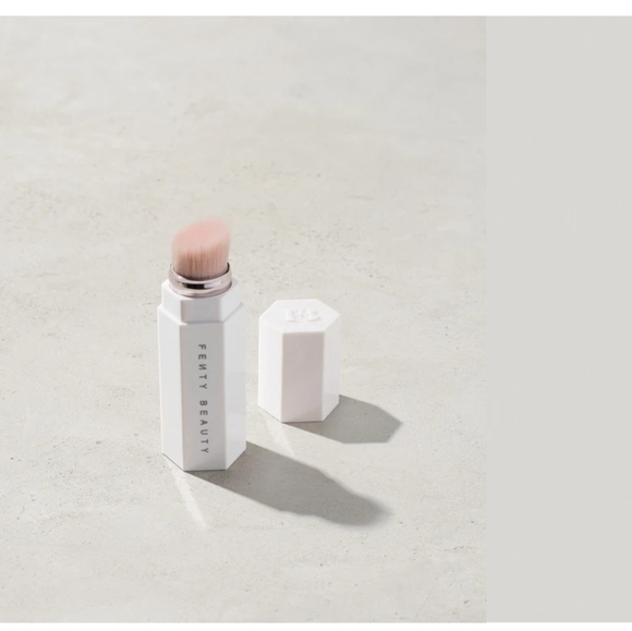 Fenty Beauty Portable Highlighter Brush 140 - Picture 2 of 8